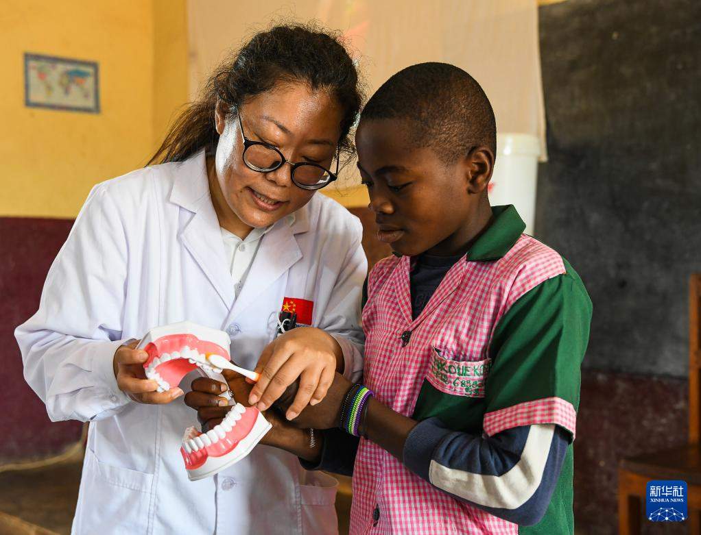 中国援喀麦隆医疗队在当地开展义诊活动