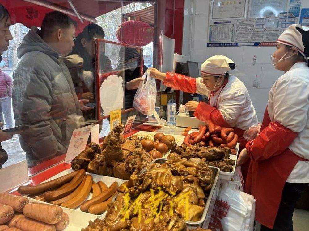 “泉”在济南过大年｜最高峰时近百人排队，济南这家老字号熟肉店里有熟悉的“年味”