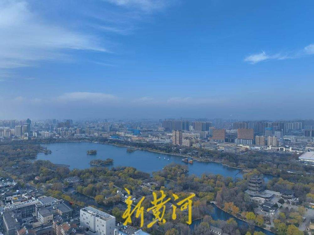 泉城风吹雾散，大明湖畔“水天一色”