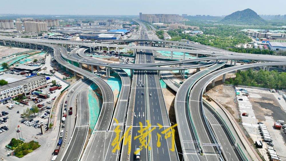 零点立交桥匝道沥青铺设到位 高速公路收费站挂牌