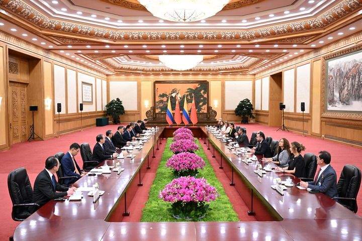 习近平会见哥伦比亚总统佩特罗