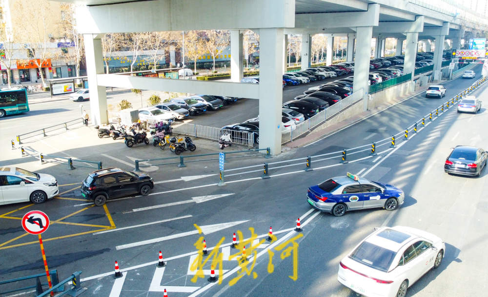 济南顺河高架上桥匝道口交通有变 部分车道车辆禁止上桥