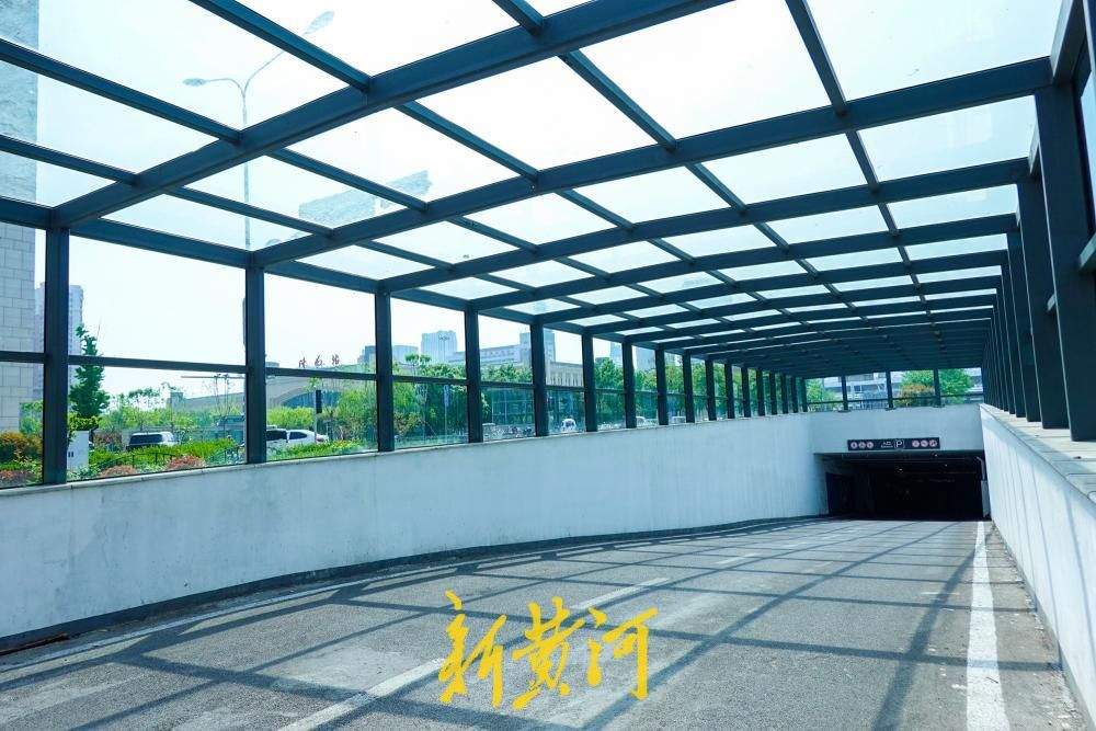 给噪音“加个罩”！济南火车站北广场出入口装上透明“静音墙”