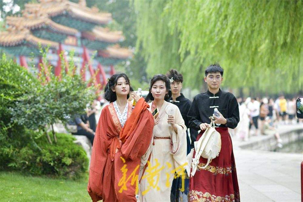 大明湖迎来暑期旅游高峰 赏荷打卡享受清凉一“夏”