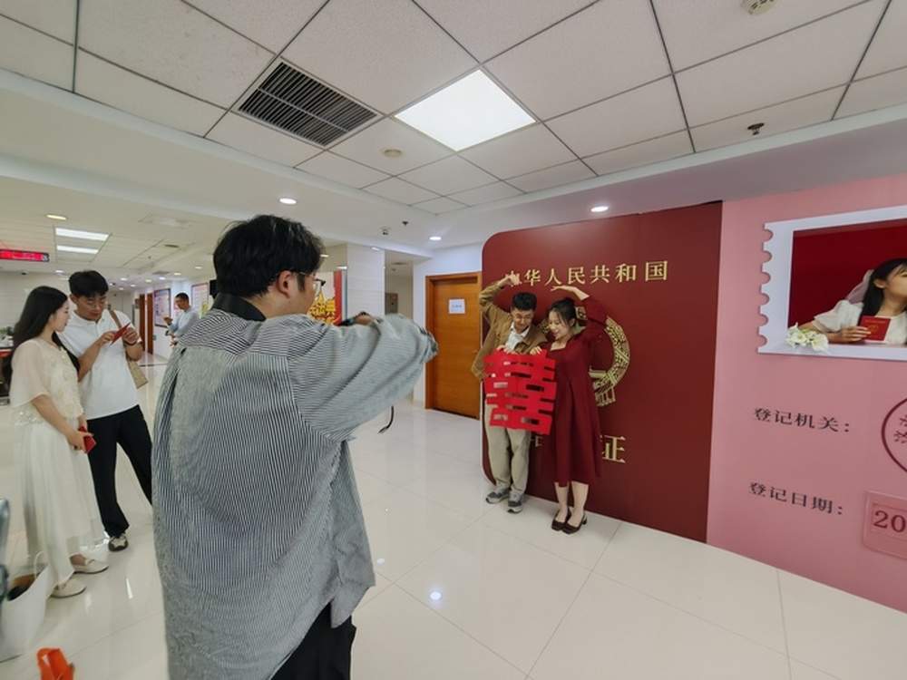 “520”结婚登记热度爆表，不少新人带专业摄影跟拍