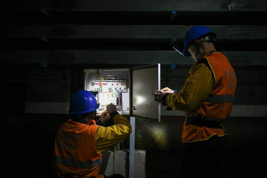 走近城市地下工种管廊运维员：日行2万步，为城市生命线“号脉”