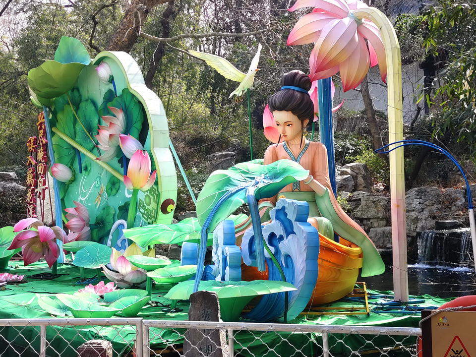 趵突泉畔花灯绮丽，春光里续写华章