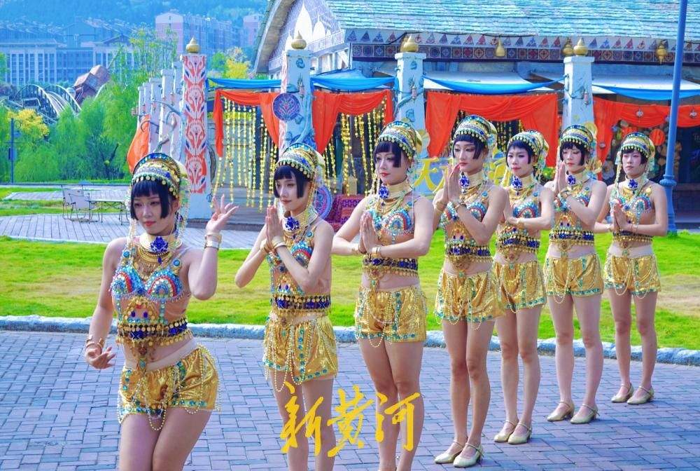 纱幔轻舞裙摆飞扬，泉城景区“好戏连台”迎国庆