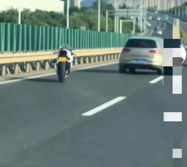 浙江高架惊现“无人驾驶”摩托车？张雪机车发文急寻车主