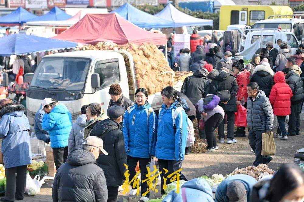 市区年集热闹非凡 放寒假的小朋友感受浓厚年味