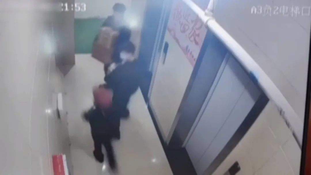 万元茅台酒不翼而飞！监控拍到三名年轻男女鬼鬼祟祟，门锁却没有破坏痕迹