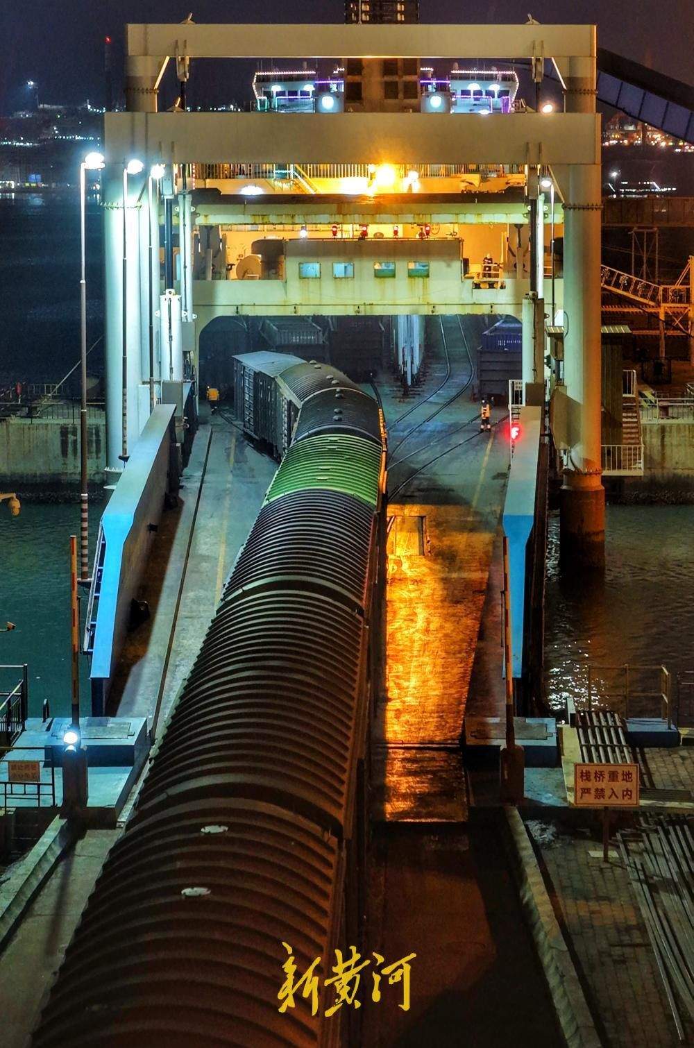 渤海海峡上演碧波上的春运