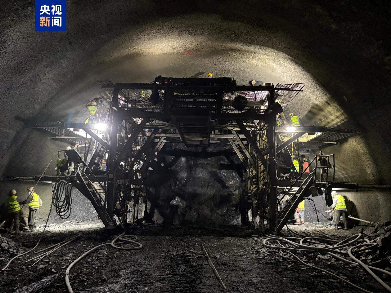 渝昆高铁三观楼隧道贯通 云南段隧道贯通已达70%