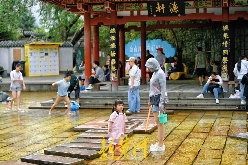 一年四季 泉在济南丨五龙潭泉畔漾凉意，孩童戏水显童真