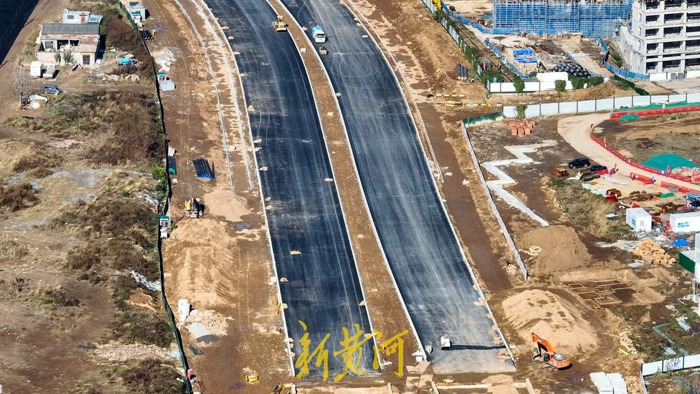 济南铁路框架桥上首次安装透明遮雨棚