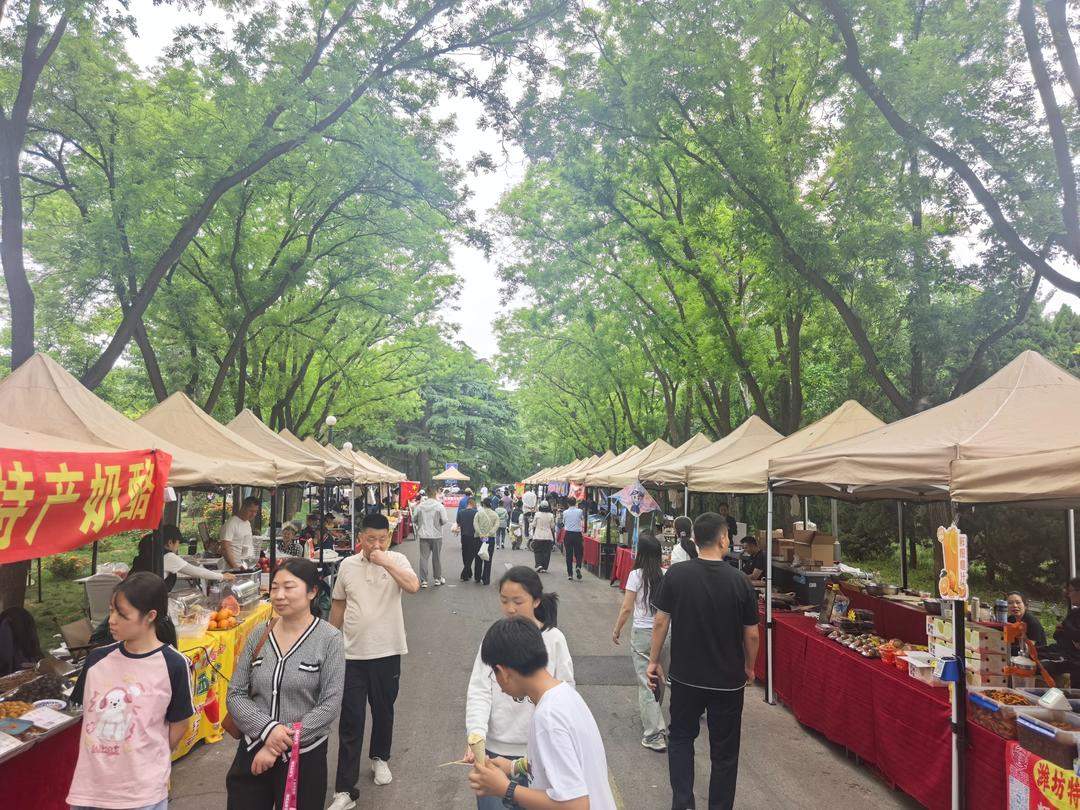 租装备去露营、酒店里赶大集、酒馆里听民谣……五一消费有哪些新风向？