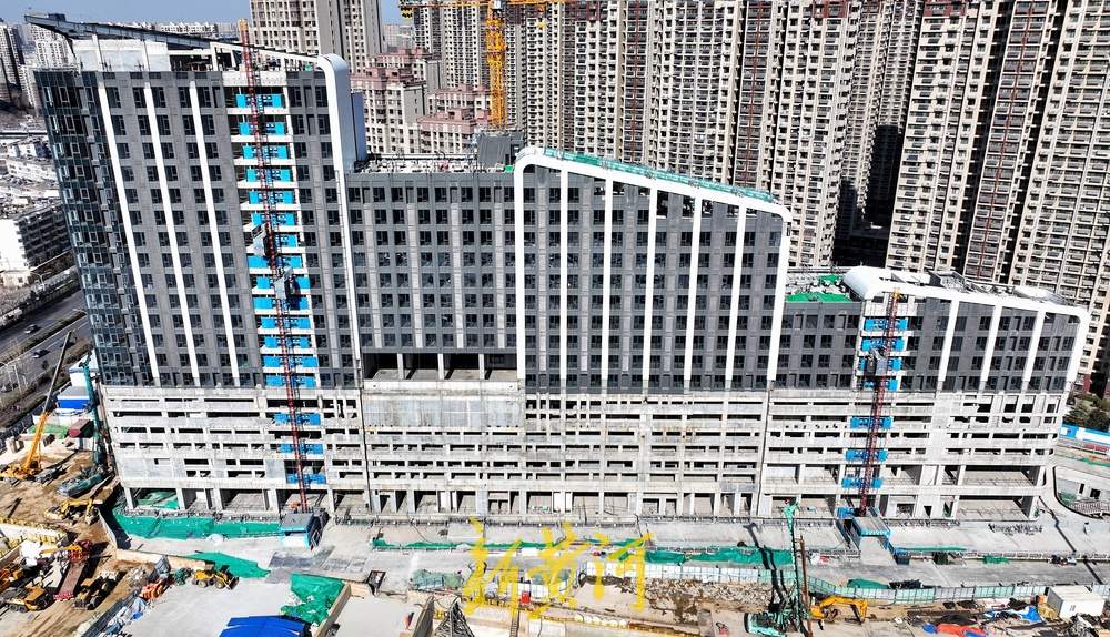 全国首个“万象里”进入外立面装饰阶段