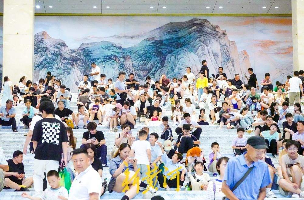 泉城烈日炙烤，最高温度破35℃，不少市民来博物馆纳凉