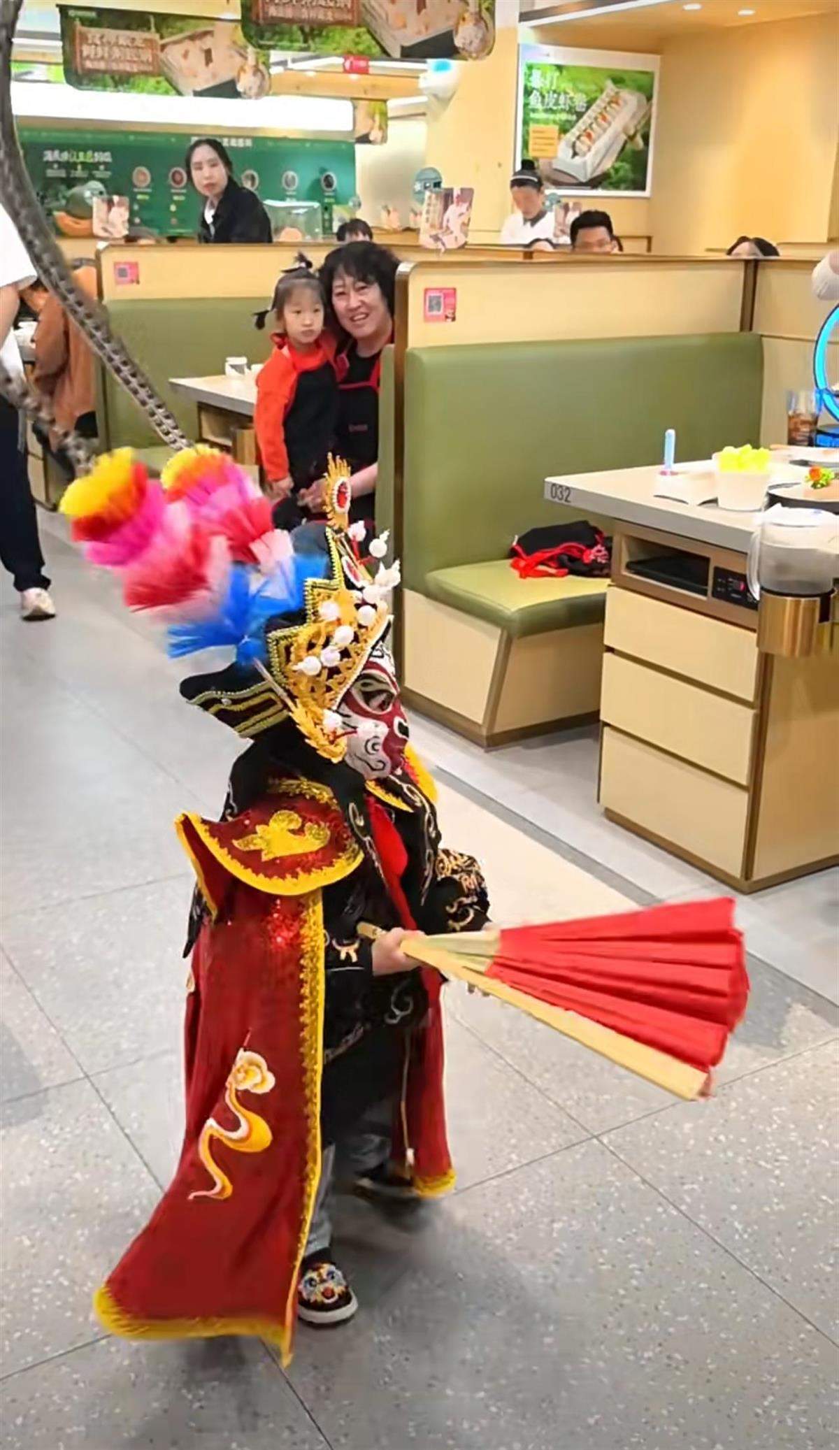 “20后非遗传承人”硬控海底捞顾客，内蒙古宝妈将送2岁孩子去成都学川剧变脸