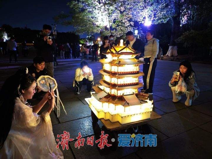 惊艳亮相！“小超然楼”吸引游客驻足围观