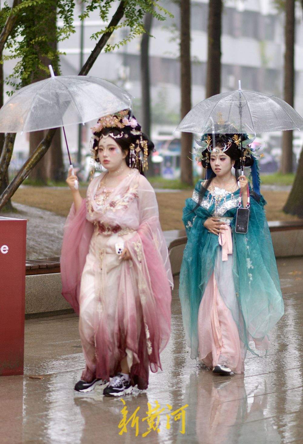 降雨难挡出游热情 雨中品味老城古韵