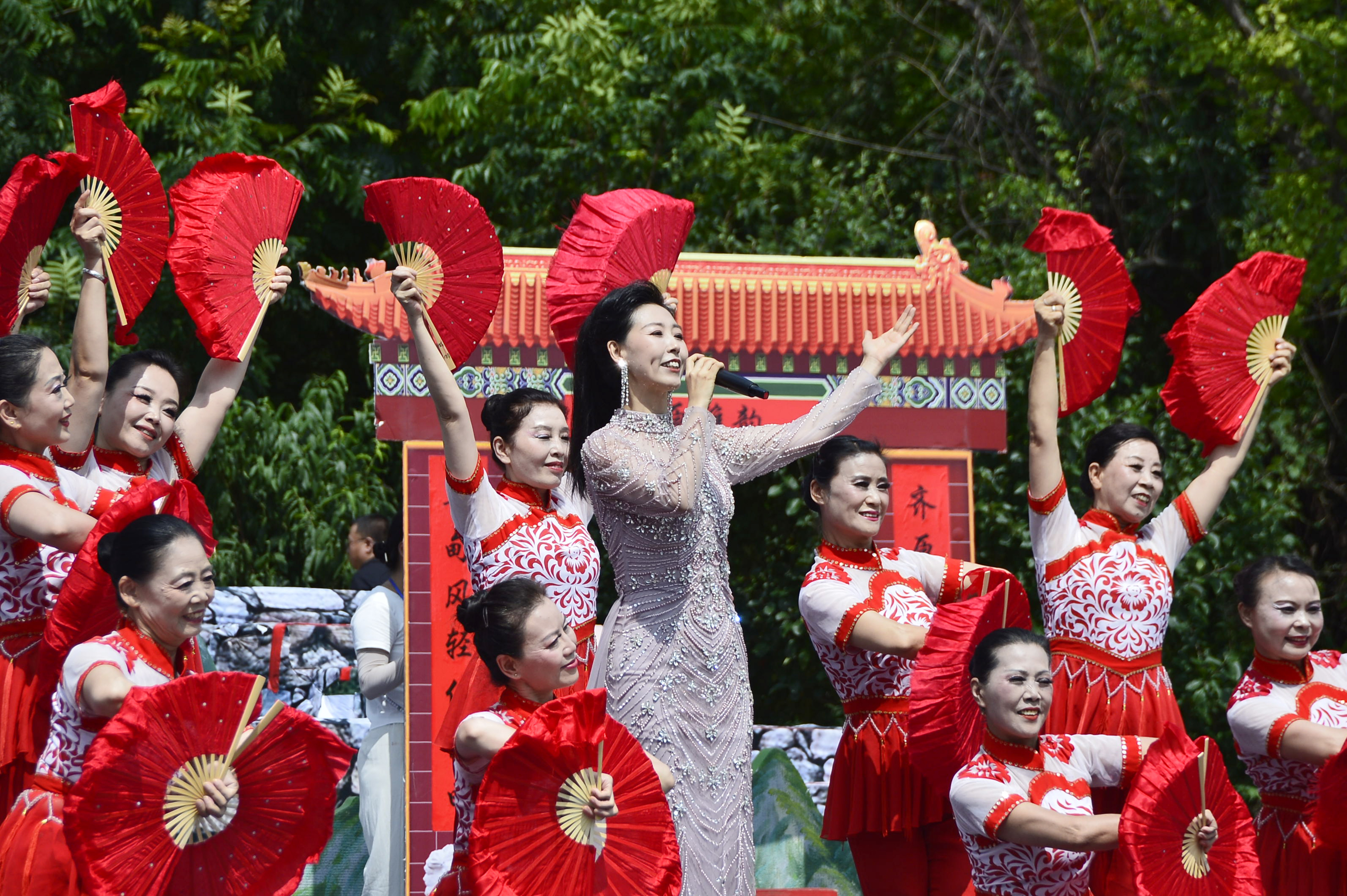 一曲乡音颂沂蒙 十载景区惠万家 “谁不说俺家乡好”第十一届沂蒙山小调音乐会 在费县天蒙景区启幕