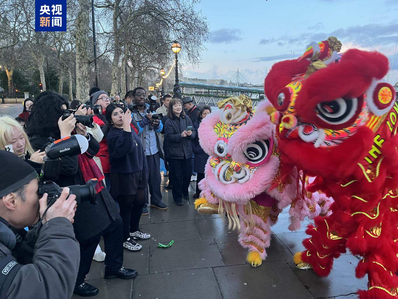 点亮中国红!英国地标伦敦眼披上中国春节装扮