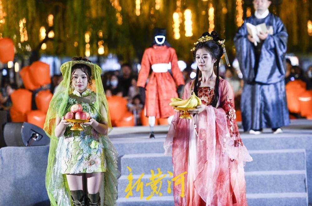 济南：中秋拜月大典融入科技元素 智能机器人穿汉服拜月