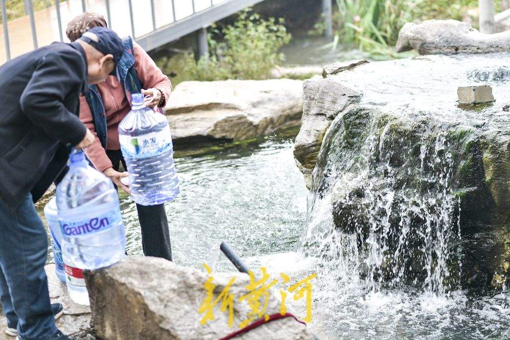 漂泉呈现“飞瀑流泉”景象，市民排队接泉水尽享甘甜