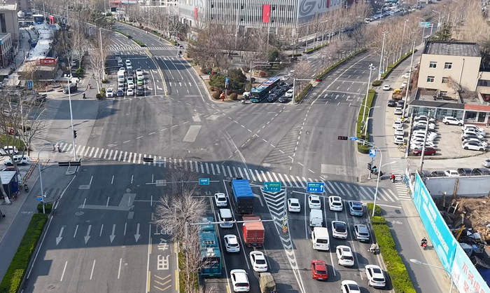 实探济南“五路交叉”路口:告别昔日乱象,路口通行效率提升12.7%