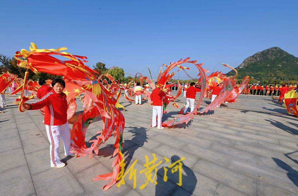 千余名老人舞起空竹龙，庆祝自己的节日