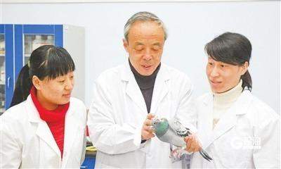 他们能让动物“听懂”人话！山科大“机器人鸟”“机器蟑螂”亮相