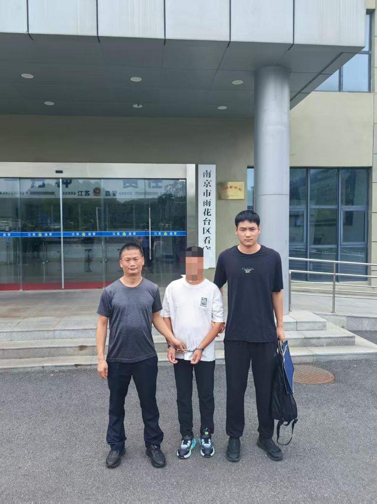 含着烟头吃面！“碰瓷式维权”怎么治？