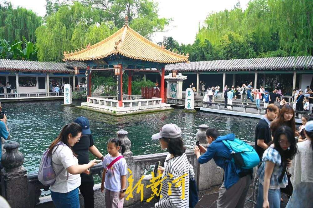 中秋济南赏泉正当时 趵突泉游人如织享佳节