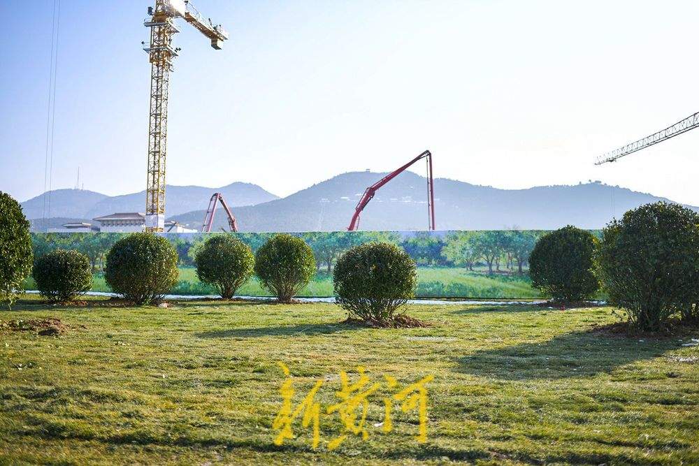 济南地铁4号线千佛山站出入口:可遥望群山美景