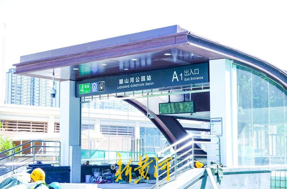 地铁4号线腊山河公园站A1出入口初具规模，地下通道横穿经十路