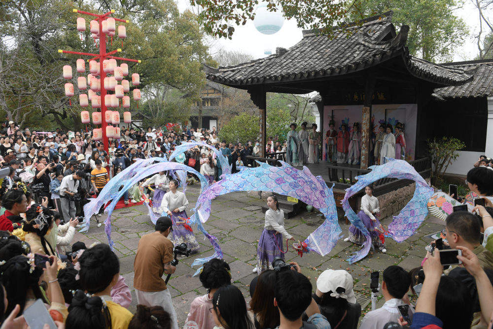 春潮涌动：“文旅热”助力中国经济回升向好