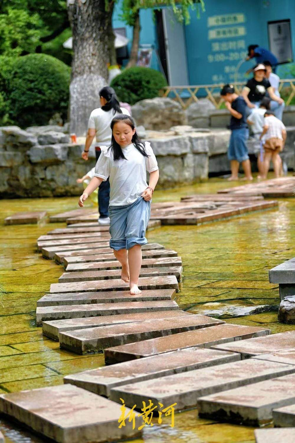 一年四季 泉在济南丨五龙潭泉畔漾凉意，孩童戏水显童真