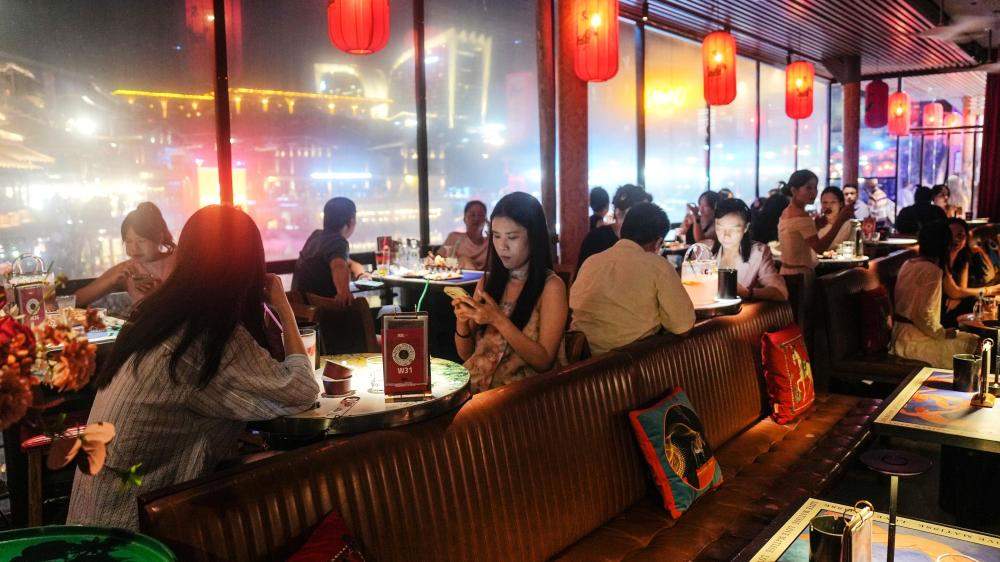 灯火映长假 夜游释放假期经济新潜力