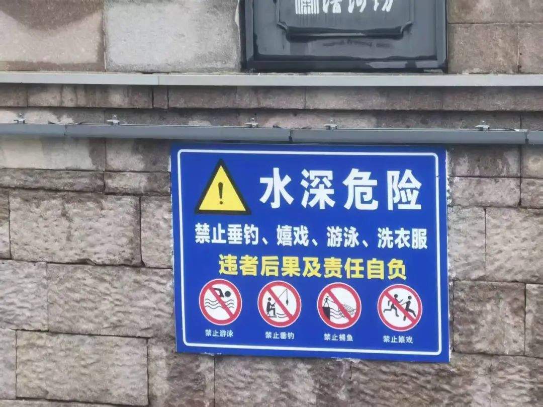 危险!小孩哥自制泡沫船下河划水