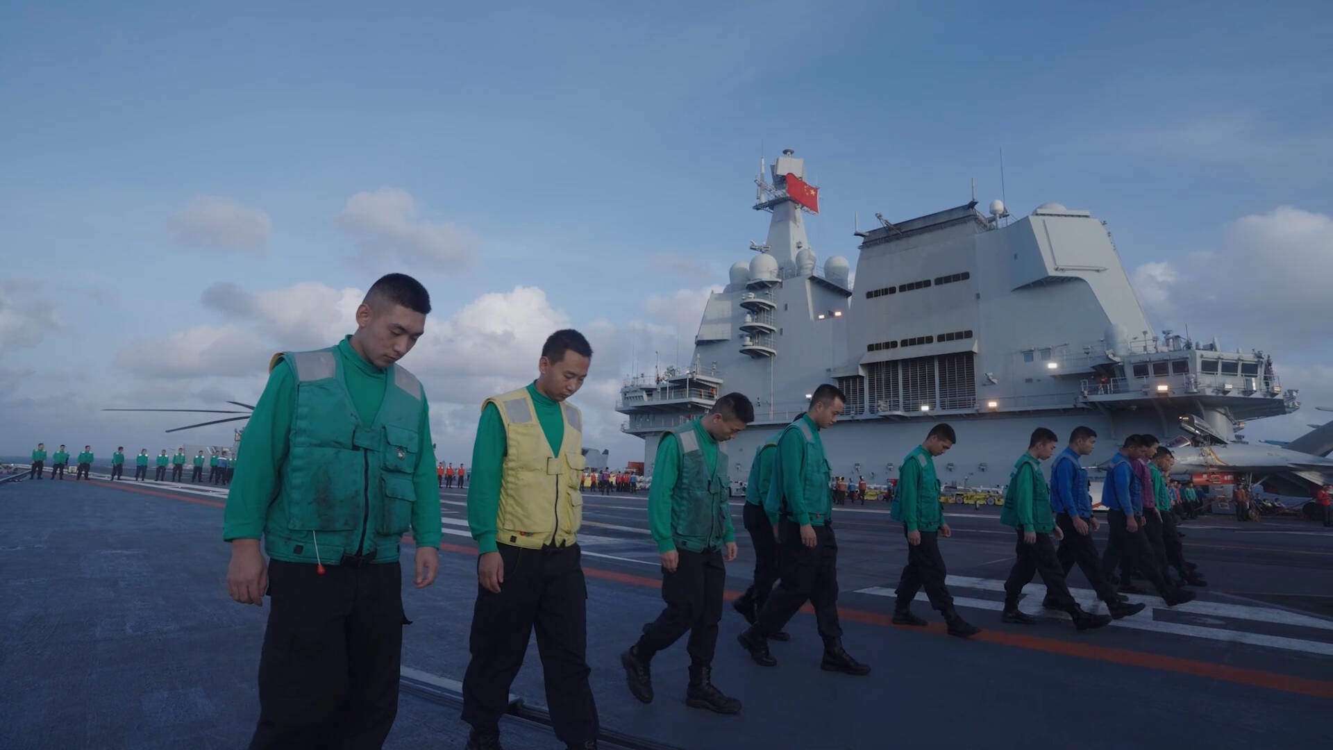 闪电新闻探访“深蓝利刃”的护航者：山东舰起降保障中队