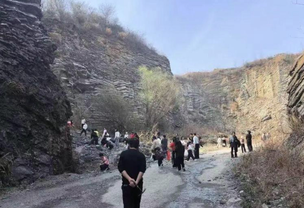 这个村因《飞驰人生3》爆火 上百人涌入“挖宝”