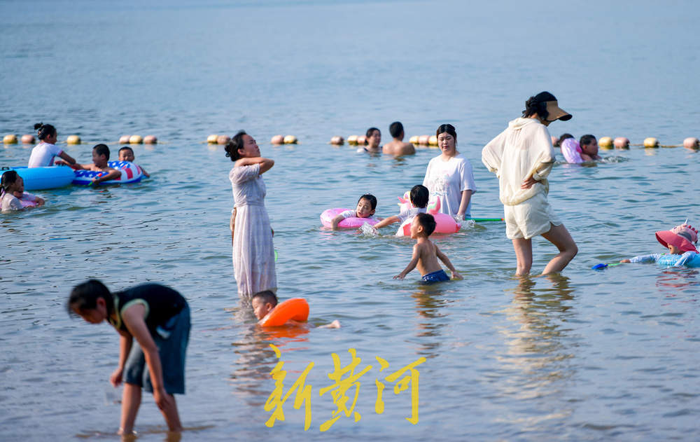 一年四季 泉在济南｜泉城持续35℃+高温 滨水公园变身纳凉戏水点