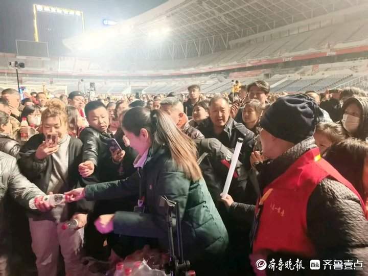 演唱会里的“爸妈”热：情怀消费引领银发经济新潮