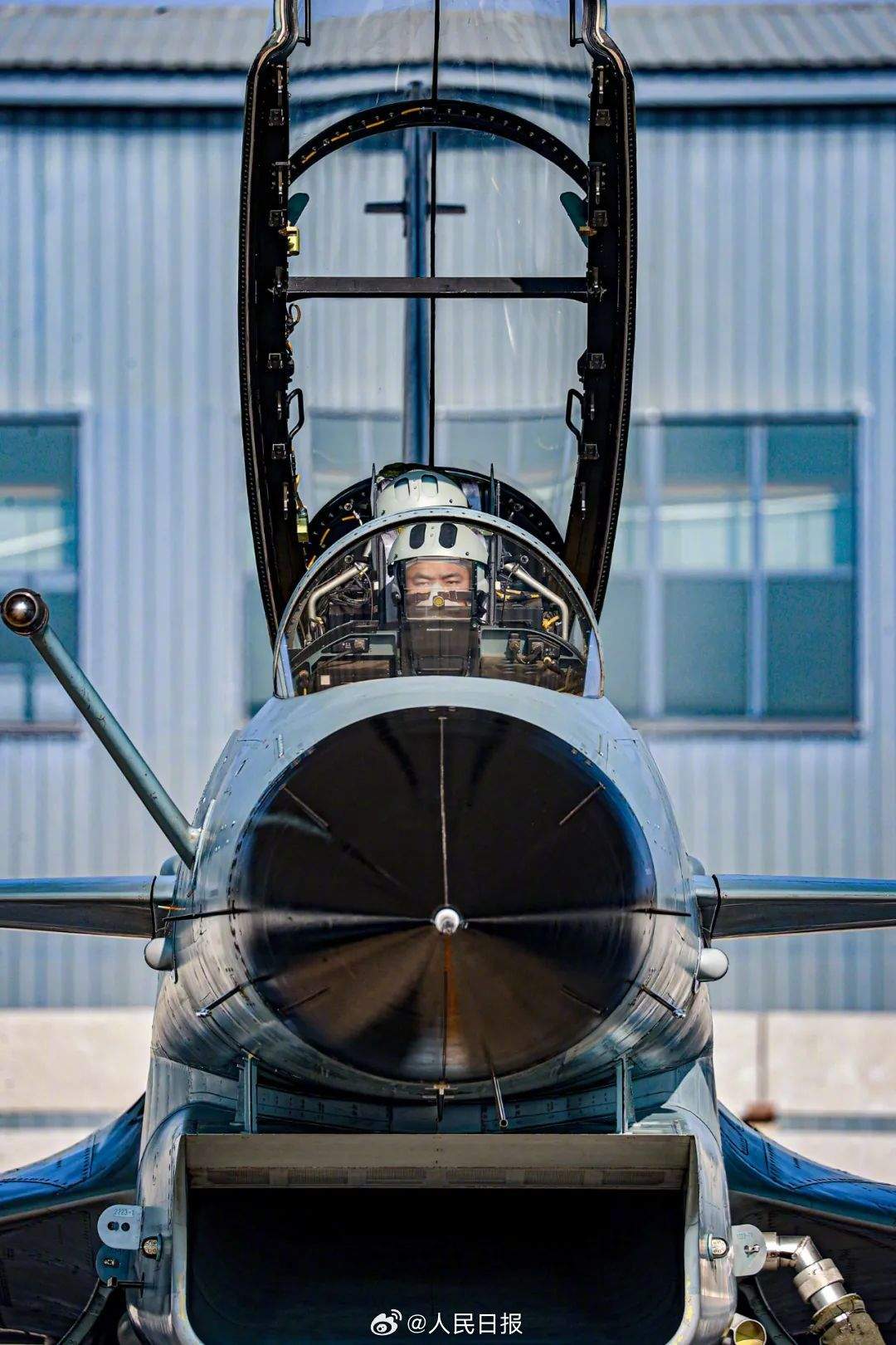 人民日报报告文学歼—10诞生记：龙腾东方