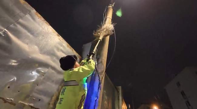 外交部点赞!山东交警街头为过往车辆擦雪,暖了一座城