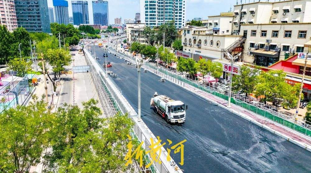 济南纬二路跨铁路天桥 桥面换装铺设新沥青