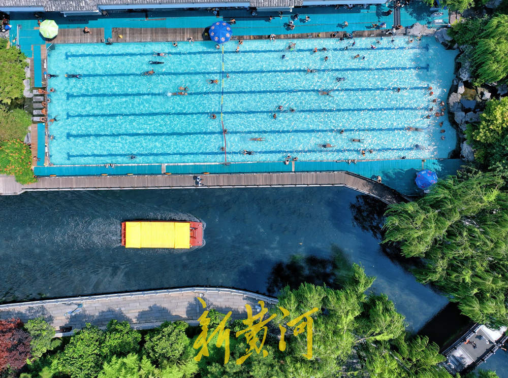 今日出伏 泉城高温持续 市民泉水浴场戏水享清凉