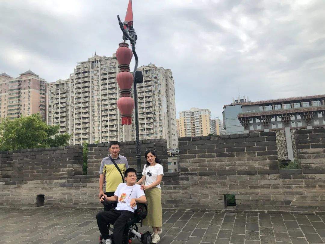 高考623分的脑瘫少年,毕业了!还保研了!