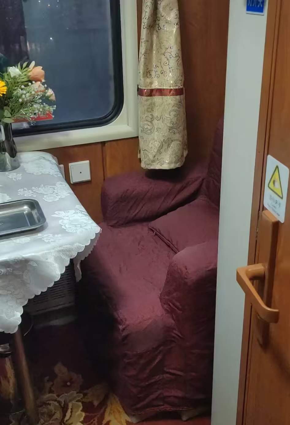 网友晒列车高级软卧有沙发和独立厕所,票价是硬卧3倍,12306回应